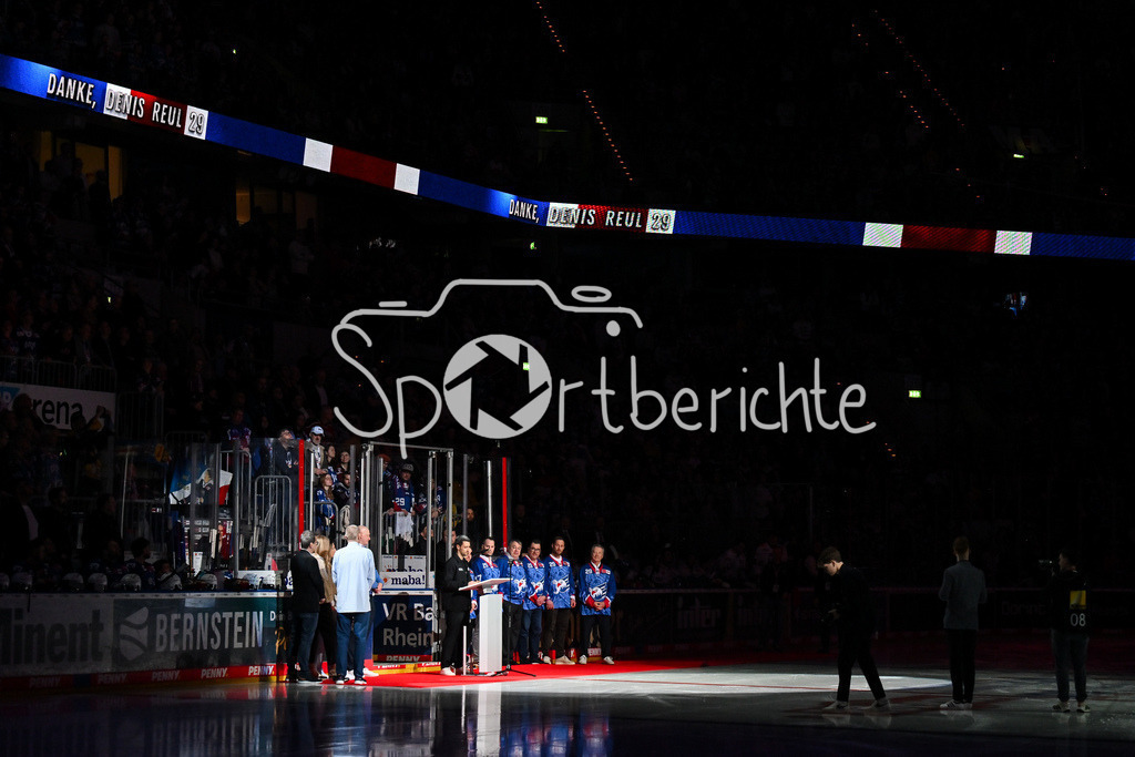 Adler Mannheim - Augsburger Panther | MANNHEIM, DEUTSCHLAND - 25. FEBRUAR: Im Bild Denis REUL, dessen Rückennummer 29 heute von den Adlern unters Dach gezogen wird / Einzelfoto / Freisteller vor dem Match zwischen den Adler Mannheim und den Augsburger Panthern am 45. Spieltag der Penny DEL in der SAP Arena / Dennis ENDRAS hält eine Rede / Laudatio / Ehrung
