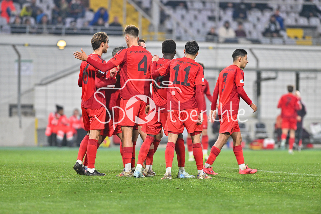 FC Bayern Amateure - SpVgg Greuther Fürth II | Jubel der kleinen Bayern nach dem Treffer zum 2-0 durch Noel ASEKO NKILI (FC Bayern München II #8) / Freude / happy / Tor / torschuetze / Regionalliga Bayern: FC Bayern Muenchen II - SpVgg Greuther Fuerth II, Gruenwalder Stadion am am 29.10.2024
