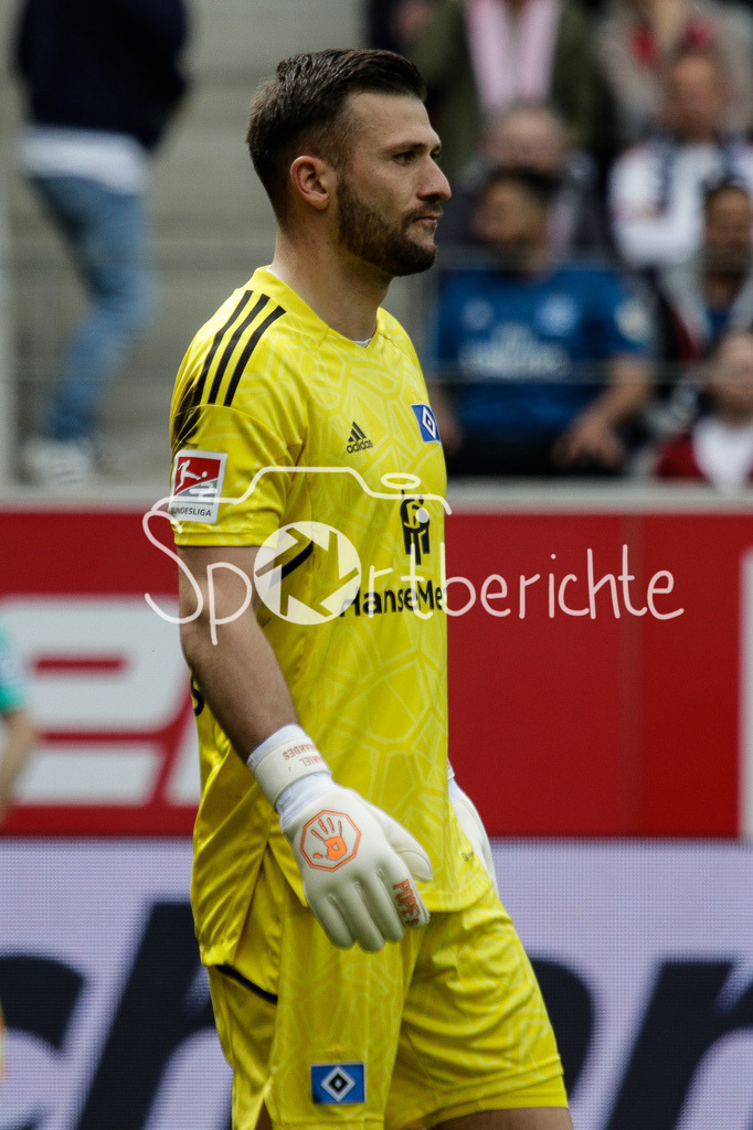 SSV Jahn Regensburg - Hamburger SV | HSV Keeper Daniel HEUER FERNANDES (HSV #1) in Aktion / Freisteller / Einzelfoto / Torhueter / Pope´s / DFL REGULATIONS PROHIBIT ANY USE OF PHOTOGRAPHS AS IMAGE SEQUENCES AND/OR QUASI-VIDEO