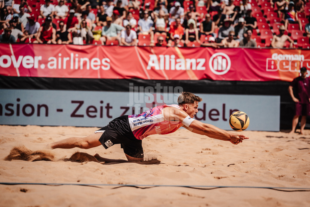 Beachvolleyball | Männer | Allianz German Beach Tour 2025 | Tourstop München | 11.07.2025 | Luis Kubo springt zum Ball