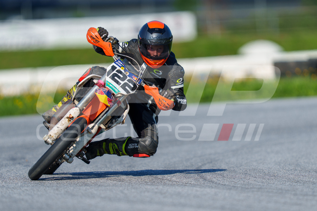 SuperMoto_Staatsmeisterschaft_Greinbach_005 | GRIPcapture steht für authentische Sportfotografie in Österreich – für Momente, die mehr sind als Geschwindigkeit oder Ergebnis. Es geht um Emotion, Spannung, Fokus und den Augenblick, der oft nur einen Wimpernschlag dauert.Ob Motorsport, Teamsport oder 