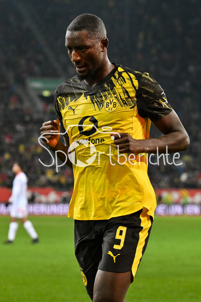 FC Augsburg - Borussia Dortmund | AUGSBURG, GERMANY - Serhou GUIRASSY (Borussia Dortmund 9) celebrates the goal to 0-1 during the bundesliga match between FC Augsburg vs. Borussia Dortmund on matchday 9 at WWK Arena on October 31, 2025 in Augsburg, Germany / DFL REGULATIONS PROHIBIT ANY USE OF PHOTOGRAPHS AS IMAGE SEQUENCES AND/OR QUASI-VIDEO / Carney CHUKWUEMEKA (Borussia Dortmund 17)