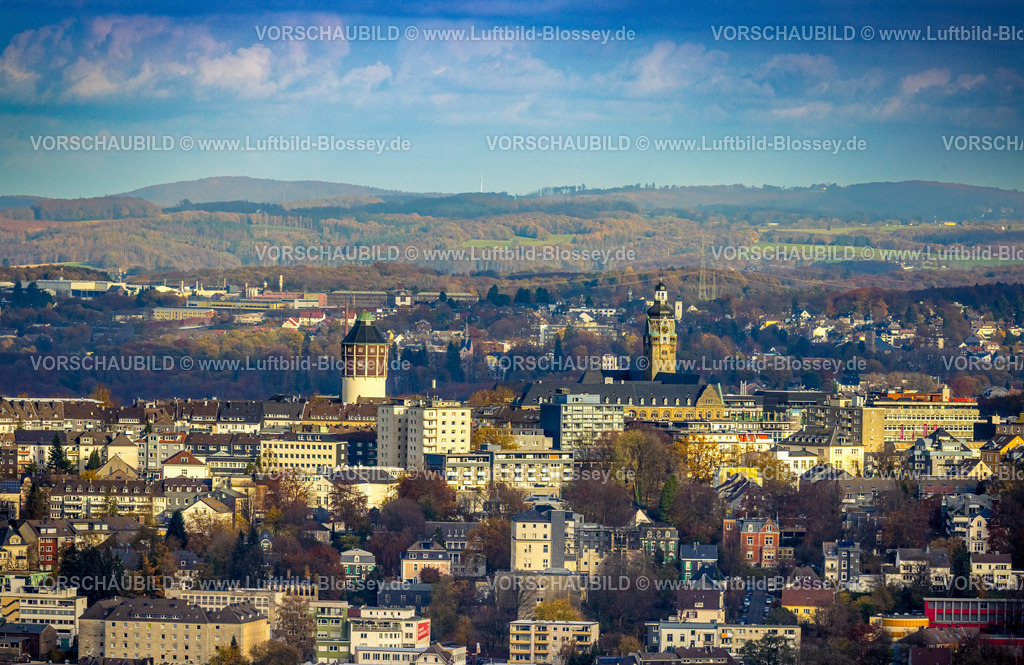Remscheid231100796 | Luftbild, Skyline Wohnhäuser, Waterbölles Wasserturm Sehenswürdigkeit und Rathaus Turm, hinten der Herbstwald mit herbstlichen Laubbäumen, Mitte, Remscheid, Rheinland, Nordrhein-Westfalen, Deutschland