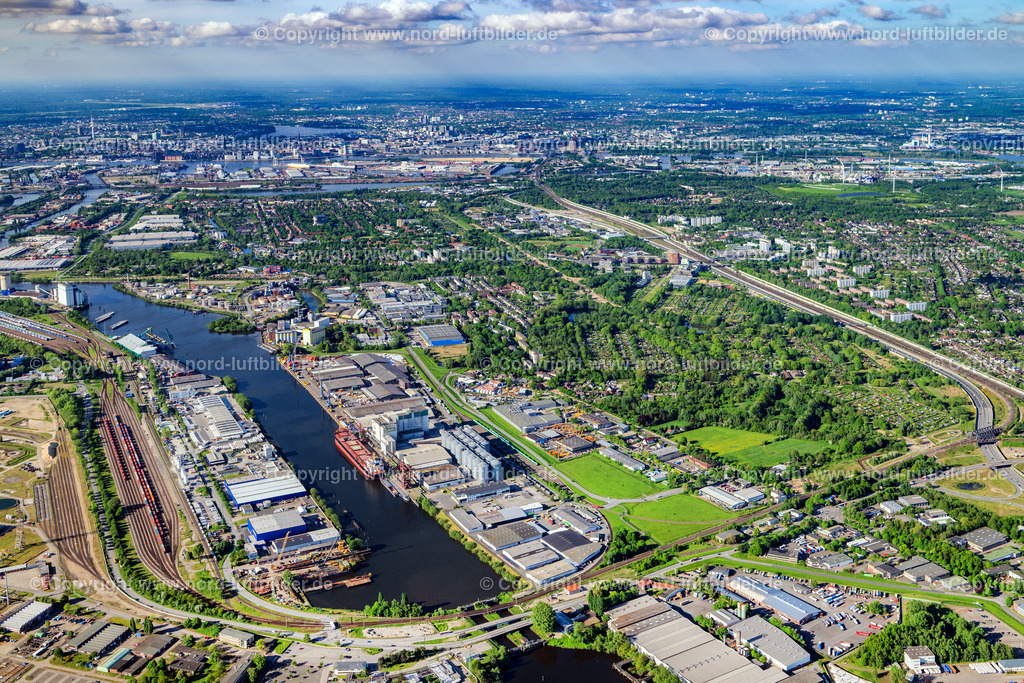 Hamburg_Wilhelmsburg_Habema_Futtermittel_GmbH_Co_Kg_ELS_9940070524 | HAMBURG 07.05.2024 Hafen Verladestation für Fest und Schüttgüter der Firma HABEMEA Futtermittel Gmbh im Hafenbereich in Wilhelmsburg in Hamburg, Deutschland. // Harbor loading station for solid and bulk goods from HABEMEA Futtermittel Gmbh in the harbor area in Wilhelmsburg in Hamburg, Germany. Foto: Martin Elsen