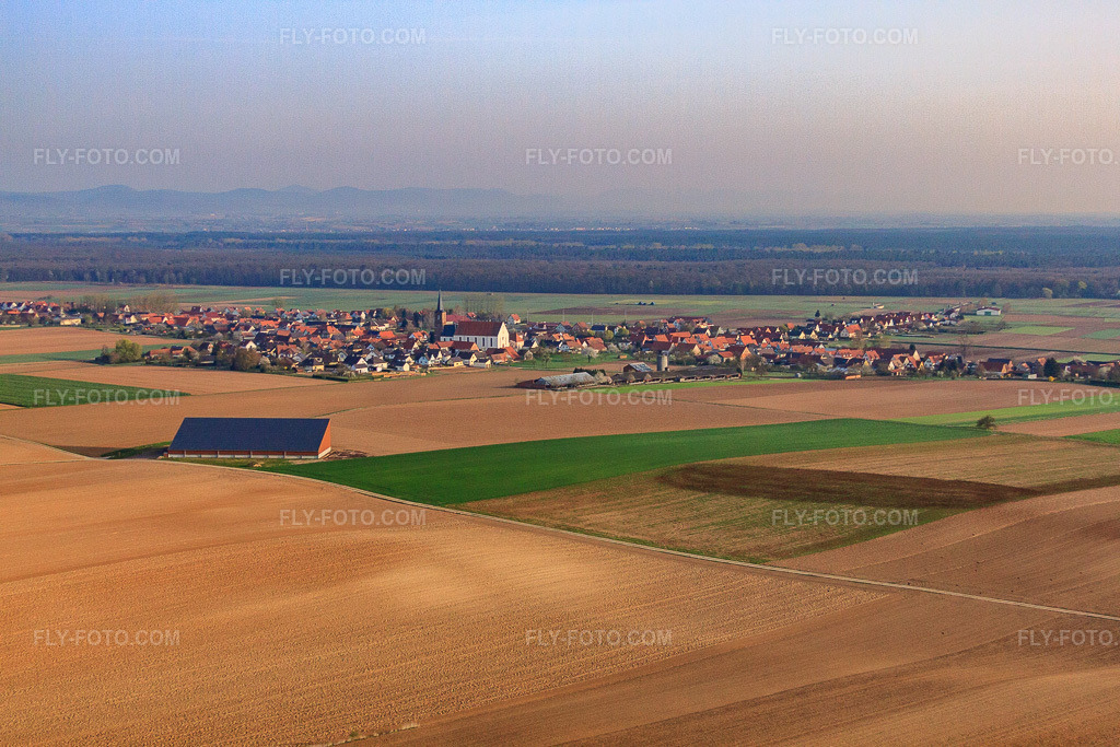 Aerial view: Rue des Violets from the southeast in Schleithal in the state Bas-Rhin, France. – Photo: IMG_63636.jpg taken on 03/30/2014 by Werner Riehm/FLY-FOTO.com – Resolution of the original: 4752 x 3168 px