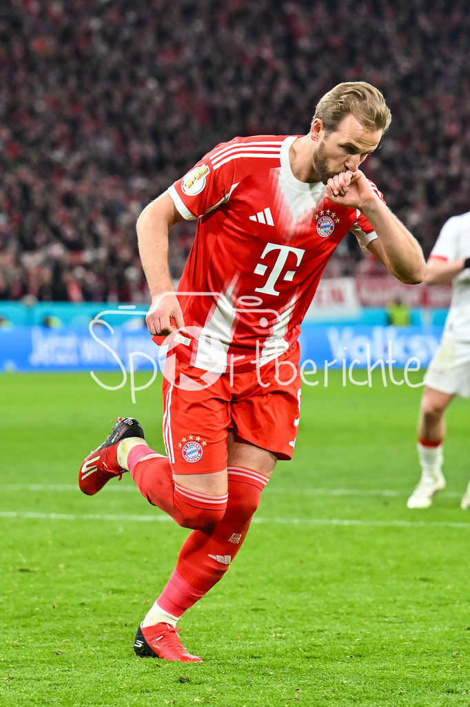 FC Bayern München - RB Leipzig | MUNICH, GERMANY - 11. FEBRUARY: Jubel der Bayern nach dem Treffer zum 1-0 durch Harry KANE (FC Bayern Munich 9) / Tor / Torschuetze / Freude / Happy während dem Spiel zwischen dem FC Bayern München und RB Leipzig beim Viertelfinale des DFB-Pokales in der Allianz Arena