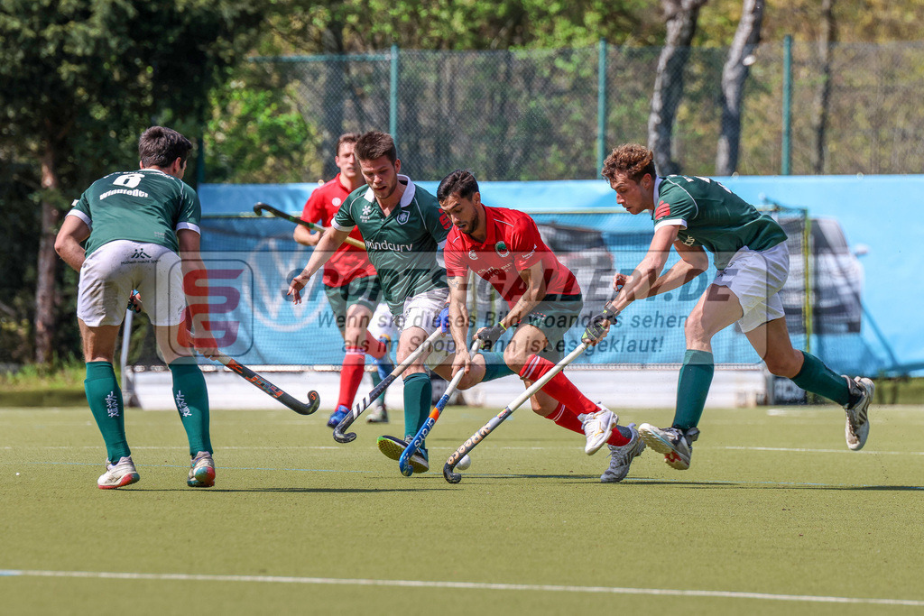 MJ_2023-04-30 HTCU-CHTC-28 | Martin Ignacio Ferreiro (Crefelder HTC #18), Max Godau (Uhlenhorst Mülheim #23) & Moritz Ludwig (Uhlenhorst Mülheim #25), Uhlenhorst Mülheim - Crefelder HTC am 30.4.2023 im Waldstadion, Mülheim a. d. Ruhr