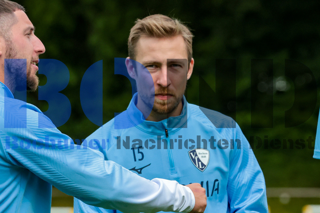 1. Fussball Bundesliga:  Trainingsauftakt VfL Bochum 1848 {date} -  | {headline}(Foto: Sebastian Sendlak / BOND)DFL regulations prohibit any use of photographs as image sequences and/or quasi-videos. - Realisiert mit Pictrs.com
