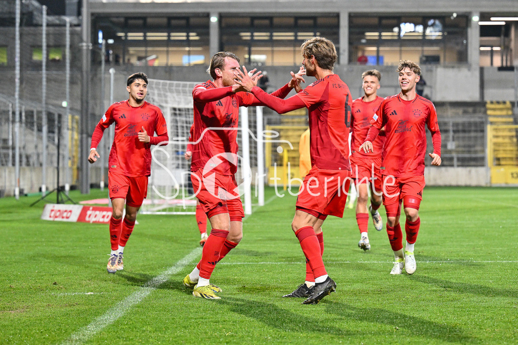 FC Bayern Amateure - SpVgg Greuther Fürth II | Jubel nach dem Treffer zum 1-0 durch Steve BREITKREUZ (FC Bayern München II #5) / Tor / Freude / Torschuetze / Regionalliga Bayern: FC Bayern Muenchen II - SpVgg Greuther Fuerth II, Gruenwalder Stadion am am 29.10.2024
