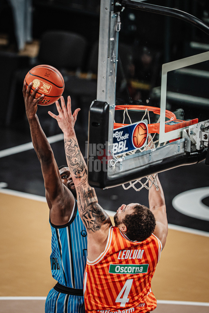 Basketball | Männer | Saison 2025/2026 | easyCredit Basketball Bundesliga | Veolia Towers Hamburg vs. Ratiopharm Ulm | 18.01.2026 | v.l. Osaro Jürgen Rich (#3, Veolia Towers Hamburg) gegen Christopher Ledlum (#4, Ratiopharm Ulm)