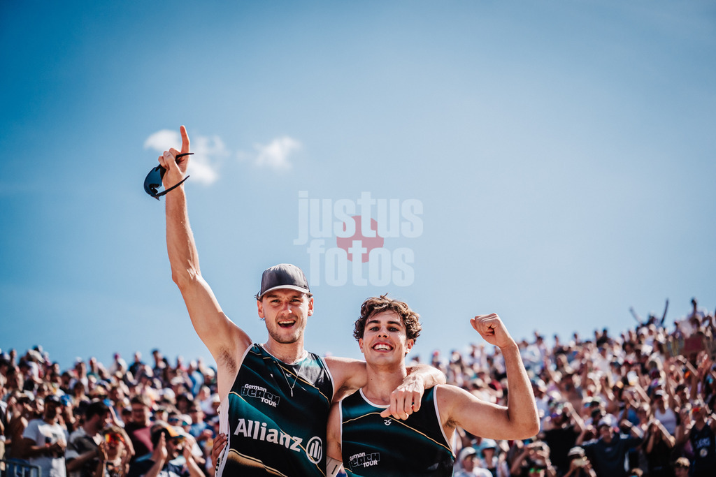 Beachvolleyball | Männer | Deutsche Meisterschaften 2025 Timmendorfer Strand | 07.09.2025 | v.l. Paul Henning und Lui Wüst jubeln nach dem Sieg im Halbfinale