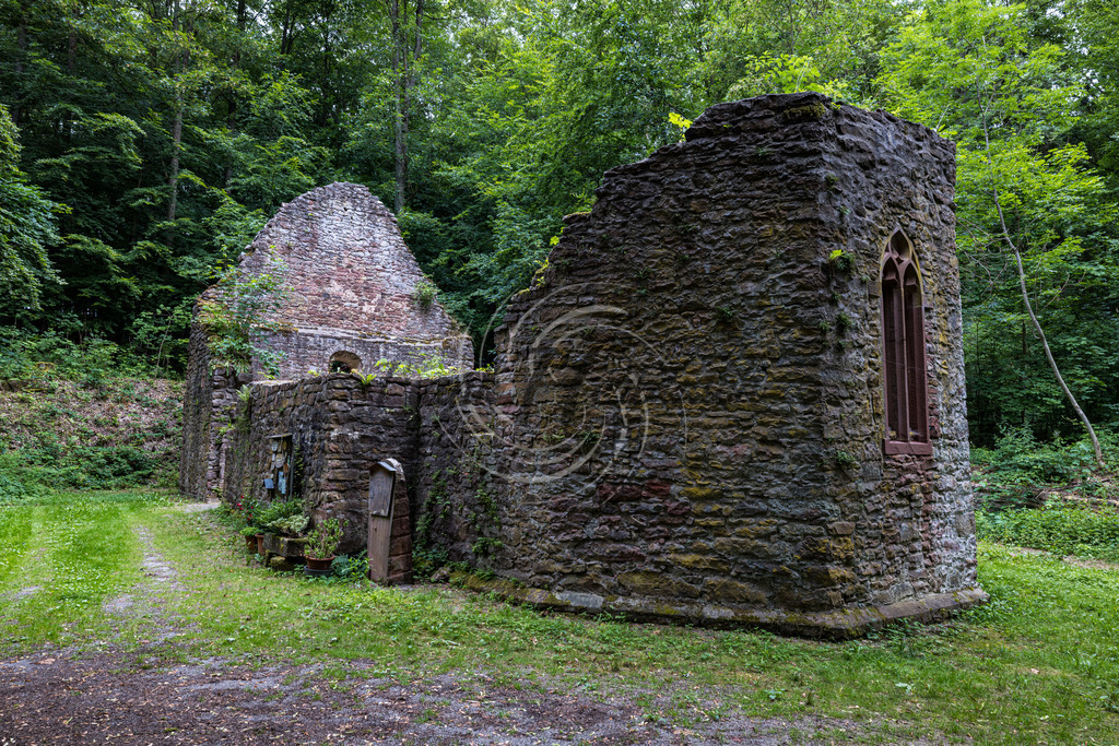 Kapelle zu unserer lieben Frau im Walde,  Katharinenkapelle im Tal, | Im Wald zwischen Hardheim und Dornberg liegt inmitten hoher Buchen- und Ahornbäumen die Kappelruine. Sie wurde zu Anfang des 15. Jahrhunderts von den Herren zu Hardheim gestiftet und hieß ursprünglich "Kapelle zu unserer lieben Frau im Walde", später 'Katharinenkapelle im Tal'. Der letzte Gottesdienst fand 1557 statt.

In der Nähe der Kapelle lag eine Einsiedelei. 1768 ließ man den Eremiten entfernen und das Kirchlein, das lange Zeit als Wallfahrtsstätte gedient hatte, zerfiel zusehends.
Unweit des Dorfs befindet sich im Laubwald die Ruine der „Kappel“, einer ehemaligen Einsiedelei-Kapelle „zu unserer lieben Frau im Walde“. ♁⊙ Diese wurde Anfang des 15. Jahrhunderts von den Junkern von Hardheim erbaut und später zusätzlich der Heiligen Katharina geweiht; daher auch ihr späterer Name „Katharinenkapelle im Tale“. Die erstmalige urkundliche Erwähnung findet sich in einer Urkunde aus dem Jahr 1418, in der Heinrich von Riedern der Kapelle Abgaben zuweist. In der Kapelle fanden Samstagsmessen für die Dornberger statt, die ein Hardheimer Pfarrer bis 1557 abhielt, bis ein Priestermangel dazu führte, dass ein Höpfinger Pfarrer dieses Amt übernahm. Während der Reformation verbreitete der Höpfinger Pfarrer, welcher protestantisch war, hier auch die Lehre Luthers. Während der Gegenreformation wurde die Kapelle zum Ziel von Wallfahrern aus Hundheim, Hardheim und Höpfingen. Am 1. Januar 1791 erteilte der Bischof von Würzburg, Franz Ludwig von Erthal, die Erlaubnis, die Kapelle zu „demolieren“. Das Dach wurde abgetragen, um so das Bauwerk dem Verfall preiszugegeben. Die mehr als mannshohen Außenmauern sind verblieben. Seit den 1960er Jahren finden dort wieder eine Marienverehrung und gelegentliche Gottesdienste statt. Der Brunnen der ehemaligen Einsiedelei wurde 1986 freigelegt.  - Realisiert mit Pictrs.com