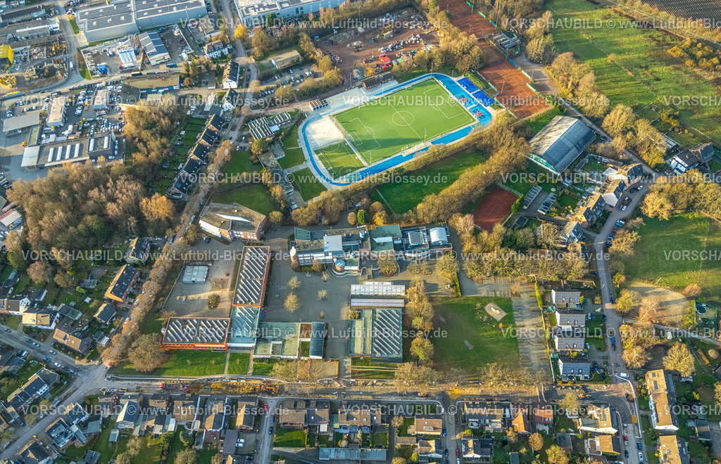 Bottrop251204302 | Luftbild, Fußballstadion SV 1911 Bottrop e. V., grünes Spielfeld und blaue Laufbahn, Tennisplätze Tennisclub Blau-Gelb Eigen e.V., Willy Brandt-Gesamtschule Bottrop mit Solardach, Eigen, Bottrop, Ruhrgebiet, Nordrhein-Westfalen, Deutschland