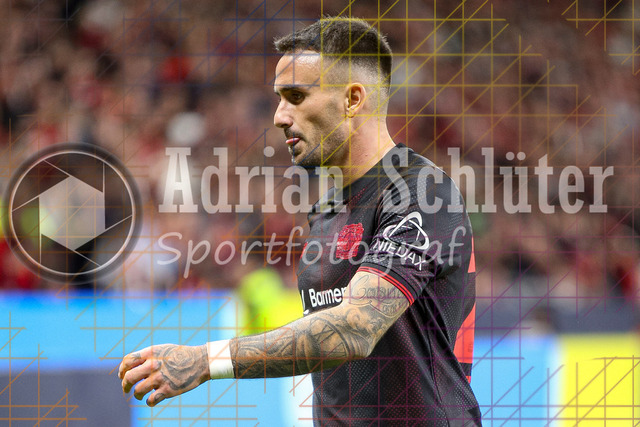 Bayer 04 Leverkusen vs Eintracht Frankfurt - Bundesliga  | Leverkusen, Deutschland, 12.09.25:   Aleix Garcia (Bayer 04 Leverkusen) schaut waehrend des Spiels der Bundesliga zwischen  Bayer 04 Leverkusen vs Eintracht Frankfurt in der BayArena(Foto von Brauer-Fotoagentur / Adrian Schlueter)