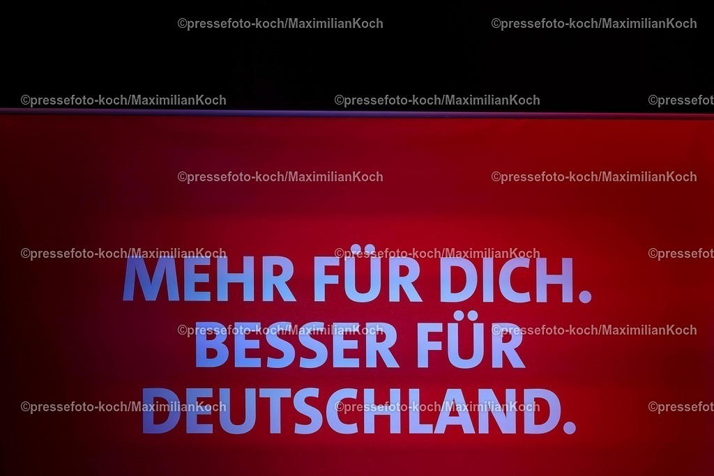 SPD21022502054 | 21.02.2025, Wahlkampfveranstaltung SPD,  Abschlusskundgebung der Sozialdemokratische Partei Deutschlands vor den Bundestagswahlen, Westfalenhalle Dortmund. Im Bild: Feature Slogan Symbolbild Symbolfoto Schriftzug Mehr für dich Besser für Deutschland
