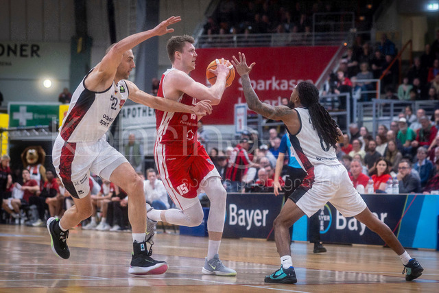 Barmer 2. Basketball Bundesliga ProA: Bayer Giants Leverkusen vs. RheinStars Koeln, 04.04.26 | Leverkusen, 04.04.26 - Dennis Heinzmann (Bayer Giants Leverkusen, 22), Kobe Langley (Bayer Giants Leverkusen, 8) und Björn Rohwer (RheinStars Köln, 15) während des Spiels der Barmer 2. Basketball Bundesliga ProA: Bayer Giants Leverkusen vs. RheinStars Koeln in der Ostermann Arena in Leverkusen.