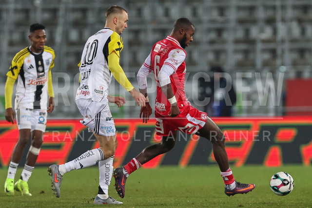 Austrian Bundesliga: Grazer AK 1902 vs LASK | GRAZ, AUSTRIA, 13.DEC.25 - SOCCER - ADMIRAL Bundesliga, Grazer AK 1902 vs LASK. The image shows Sasa Kalajdzic (Lask) and Sadik Fofana (GAK).