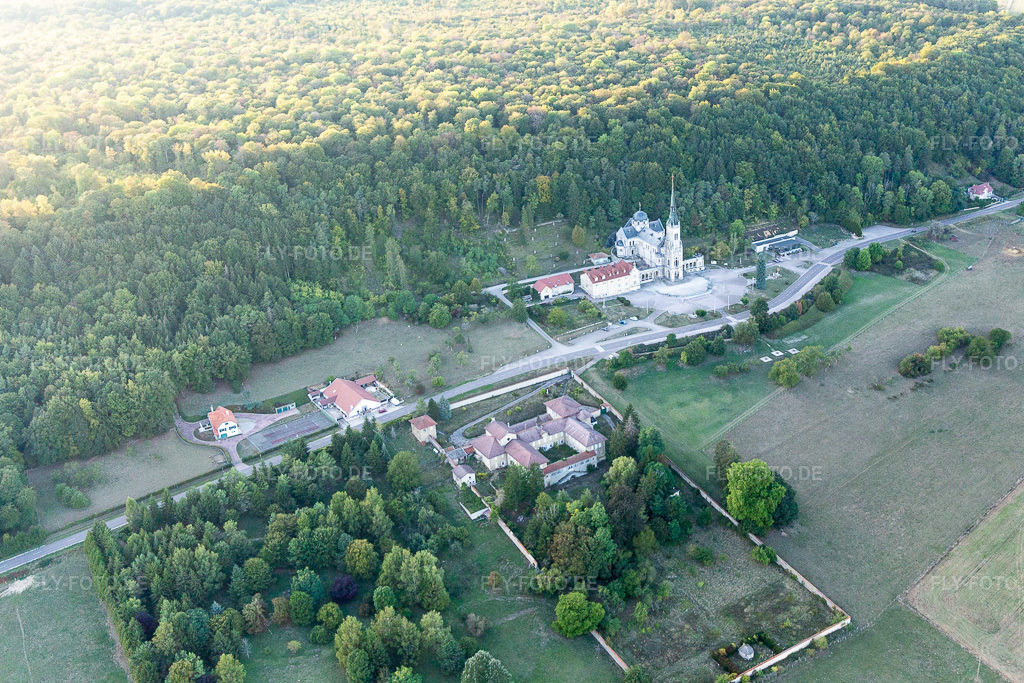 Luftbild: Basilique du Bois-Chenu in Domrémy-la-Pucelle im Bundesland Vosges in Frankreich. Foto: IMG_118335.jpg vom 15.09.2019 durch Werner Riehm/FLY-FOTO.de