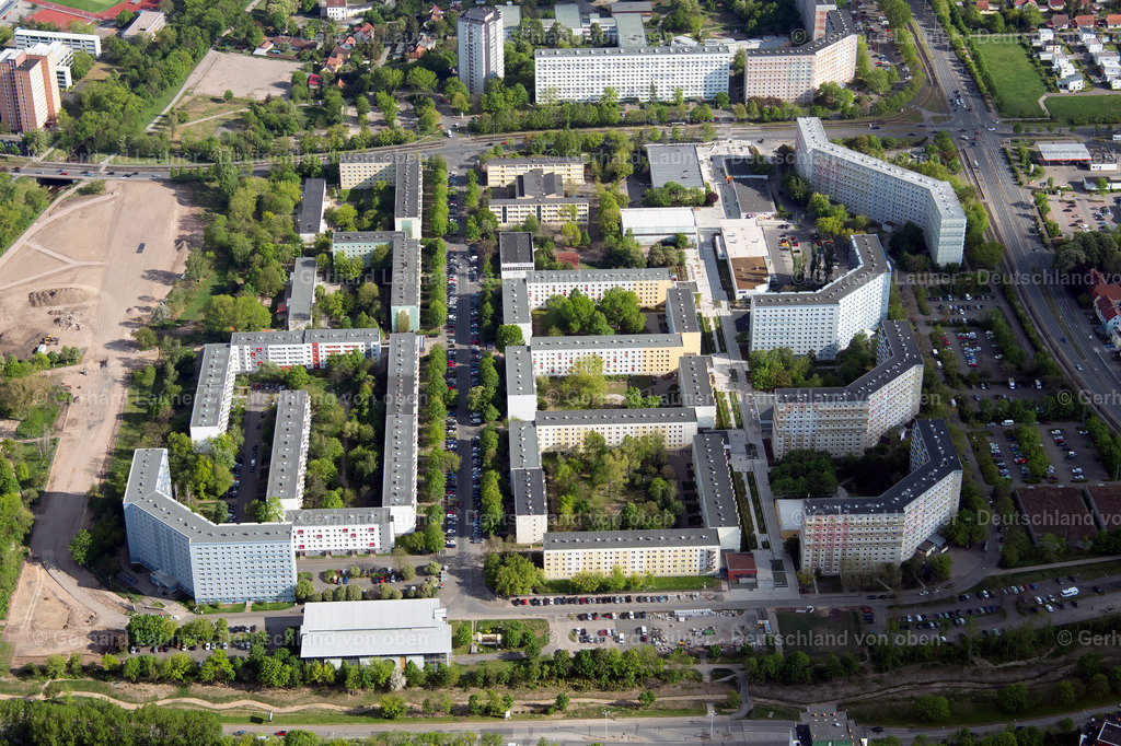 4025770 | ERFURT 06.05.2020 Hochhäuser im Wohngebiet einer industriell gefertigten Plattenbau- Siedlung an der Prager Straße im Ortsteil Berliner Platz in Erfurt im Bundesland Thüringen, Deutschland. // Skyscrapers in the residential area of industrially manufactured settlement on Prager Strasse in the district Berliner Platz in Erfurt in the state Thuringia, Germany. Foto: Gerhard Launer