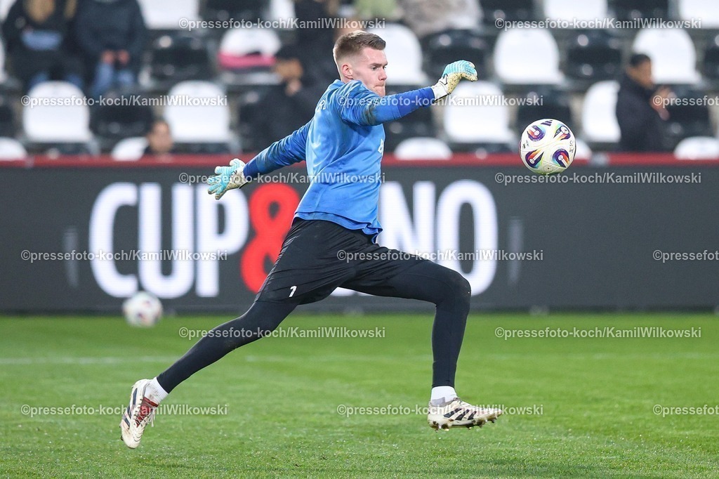 xKWIx13122501016 | 13.12.2025, xKWIx, Fußball, 3. Liga, SC Verl - Rot-Weiss Essen, SPORTCLUB Arena: Philipp Schulze (SC Verl #1) Photo: xKamilxWilkowskixPressefotoKochx
