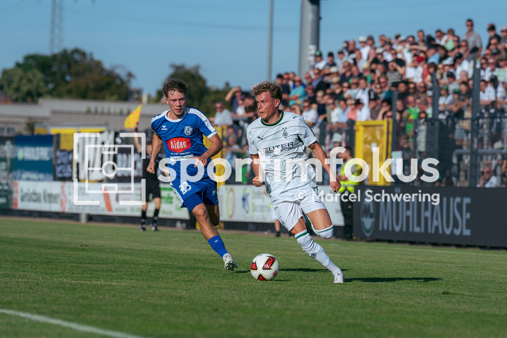 SSVg Velbert 02 – Borussia Mönchengladbach | Robin Hack (Borussia Mönchengladbach) am Ball neben Max Wiese (SSVg Velbert 02). Testspiel zwischen der SSVg Velbert 02 und Borussia Mönchengladbach in Velbert, 12.08.2026. Endstand: 0:8. sportimfokus / Marcel Schwering - Realisiert mit Pictrs.com