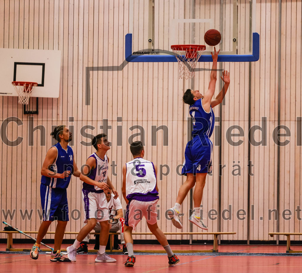 2022-05-29_053_SpVgg_Altenerding_gegen_Muenchen_Basket_2 | Erding, Deutschland, 29.05.2022:
Basketball, Bezirksliga 2021 / 2022, Herren Turnier der 2. der Aufstiegsrunden, SpVgg Altenerding gegen München Basket 2, Endergebnis: 

Adrian Grieble (München Basket, #14), Sebastian Weber (SpVgg Altenerding, #12), +a5+, Tizian Baur (München Basket, #4)

Foto: Christian Riedel / fotografie-riedel.net