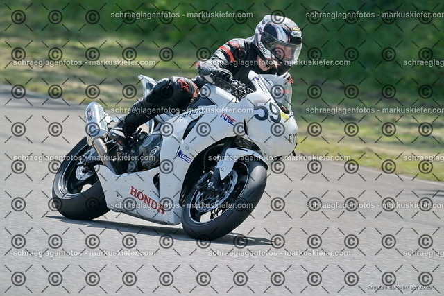 26BT02-1443 | markuskiefer.com - Realisiert mit Pictrs.com