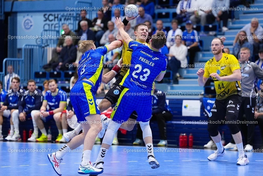 xYDR25092501047 | 25.09.2025, xydrx, Handball, 1.HBL, VFL Gummersbach - TVB Stuttgart, Schwalbe-Arena: Simone Mengon (TVB Stuttgart #15) im Zweikampf gegen Ellidi Vidarsson (VFL Gummersbach #4) und Ole Pregler (VFL Gummersbach #23)