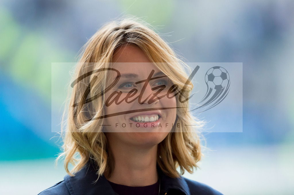 HSVSCF20220419_239 | Fussball, Herren: Jessy Wellmer schaut beim DFB-Pokal-Halbfinalspiel zwischen Hamburger SV und SC Freiburg im Volksparkstadion am 19.04.2022 in Hamburg, Deutschland.DFB / DFL REGULATIONS PROHIBIT ANY USE OF PHOTOGRAPHS AS IMAGE SEQUENCES AND/OR QUASI-VIDEO. - Realisiert mit Pictrs.com