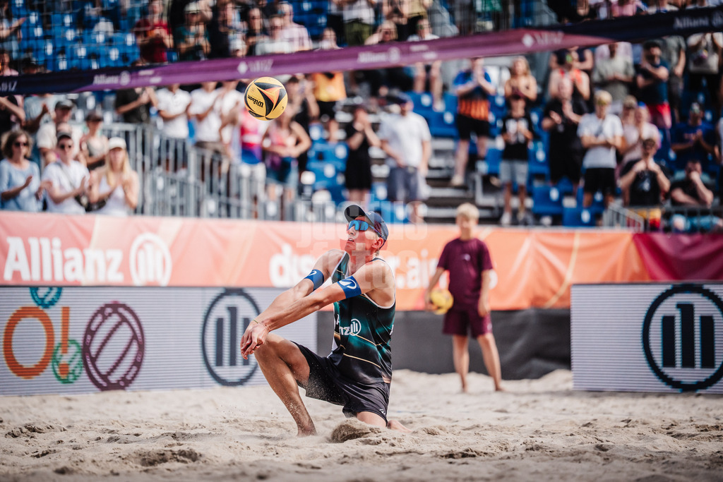 Beachvolleyball | Männer | Deutsche Meisterschaften 2025 Timmendorfer Strand | 04.09.2025 | Momme Lorenz nimmt den Ball an