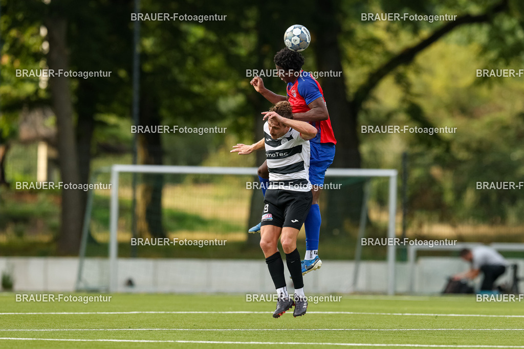 1_KFCWAT_20250723_0456.JPG -  - KFC Uerdingen - SG Wattenscheid 09 - Testspiel | Krefeld, Deutschland, 23.07.25: Kevin Schacht (SG Wattenscheid 09) und Yaya Issa Atcha (KFC Uerdingen) im Kampf um den Ball waehrend des Testspiel Spiels zwischen KFC Uerdingen - SG Wattenscheid 09 in der Covestro Sportpark am 23. July 2025 in Krefeld, Deutschland. (Foto von Stefan Brauer/Brauer-Fotoagentur)
