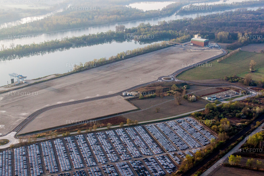 Vue aérienne: Chantier de construction des nouvelles installations portuaires du Port Autonome de Strasbourg sur les rives du Rhin à Lauterbourg dans le département Bas Rhin, France. Photo: IMG_63606.jpg prise le 30/03/2014 par Werner Riehm/FLY-FOTO.euRésolution de l'original: 4752 x 3168 px