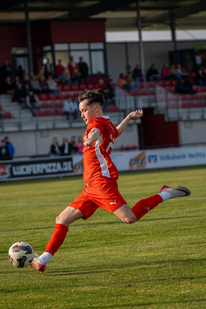 Fußball I Herren I Saison 2025-2026 I Bezirksliga Weser-Ems 4 I 22. Spieltag I Vfl Oythe  - SV Bethen I 7212 | jns.sportfotos - Realisiert mit Pictrs.com
