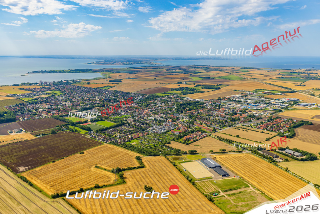 Burg auf Fehmarn Fehmarn Bild- Das Luftbild wurde 2025 vom UL-Flugzeug heraus erstellt ( keine Drohne bzw. Drohnenaufnahme ) - Hochauflösende Luftaufnahme -Nicht vergleichbar mit Google Maps oder Satelittenbilder- Die Geschenkidee !Mit Lizenz und Bildrechte bestellbar - CC