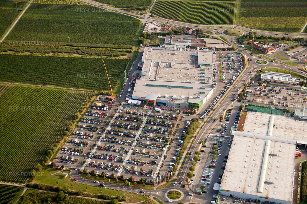 Luftbild: Fachmarktzentrum: Dehner, Hela, Globus in Neustadt an der Weinstraße im Bundesland Rheinland-Pfalz in Deutschland. Foto: IMG_33038.jpg vom 04.09.2010 durch Werner Riehm/FLY-FOTO.de