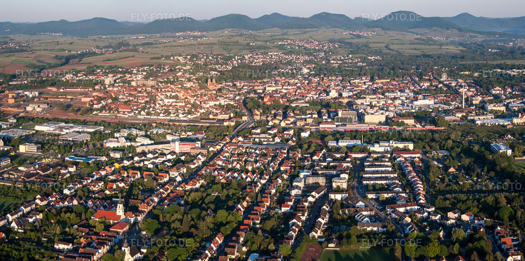 Luftbild: Stadtgebiet mit Außenbezirken und Innenstadtbereich in der Pfalz im Ortsteil Queichheim in Landau im Bundesland Rheinland-Pfalz in Deutschland.Foto: IMG_64578-Bearbeitet.jpg vom 04.05.2014 durch Werner Riehm/FLY-FOTO.deAuflösung des Originals: 5785 x 2877 px