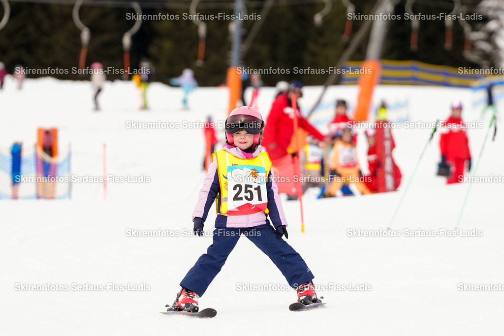 SRF_02.01.2026_0357 | Skirennfotos,Serfaus,Fiss,Ladis,Kinderskirennen,Winter,Tirol,Oberland,skirace,SFL,feelfree,weil wir's genießen,ski,Ski,skifahren,Sonnenplateau, - Realisiert mit Pictrs.com