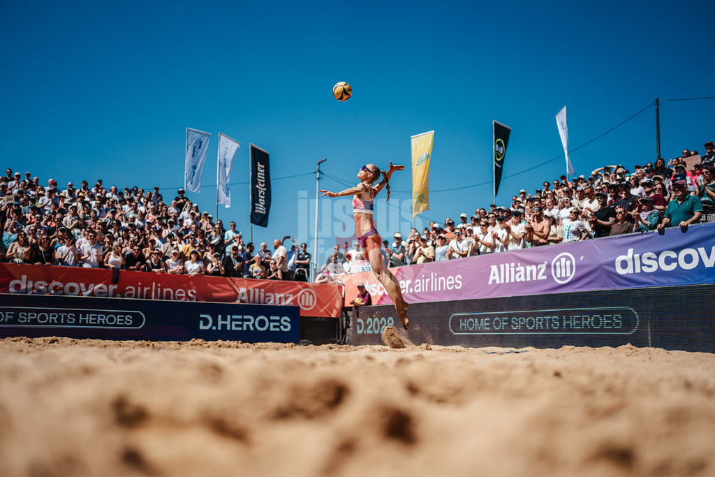 Beachvolleyball | Frauen | Allianz German Beach Tour 2025 | Tourstop Düsseldorf | 11.05.2025 | Paula Schürholz beim Aufschlag