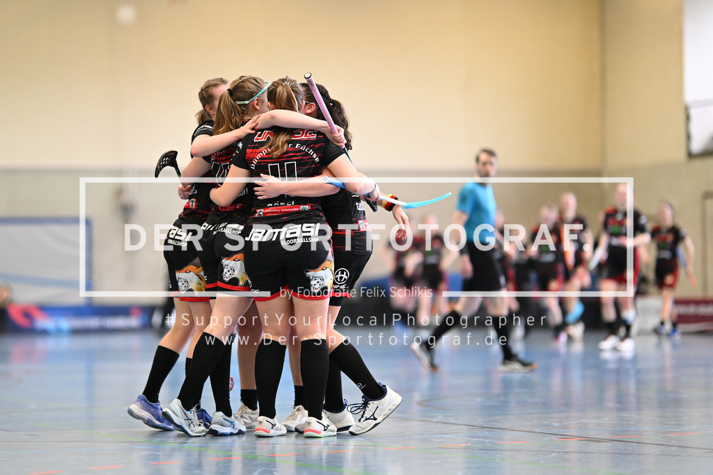 Floorball I Frauen I Saison 2023-2024 I 1. Frauen Floorball-Bundesliga I Playoffs 3. Spieltag I ETV Lady Piranhhas Hamburg - Dümptener Füchse I 48222 | Jubel, Begeisterung, Enthusiasmus, Euphorie, Freude, Glücksgefühl, Heiterkeit bei: Dümptener Füchse Frauen - Realized with Pictrs.com