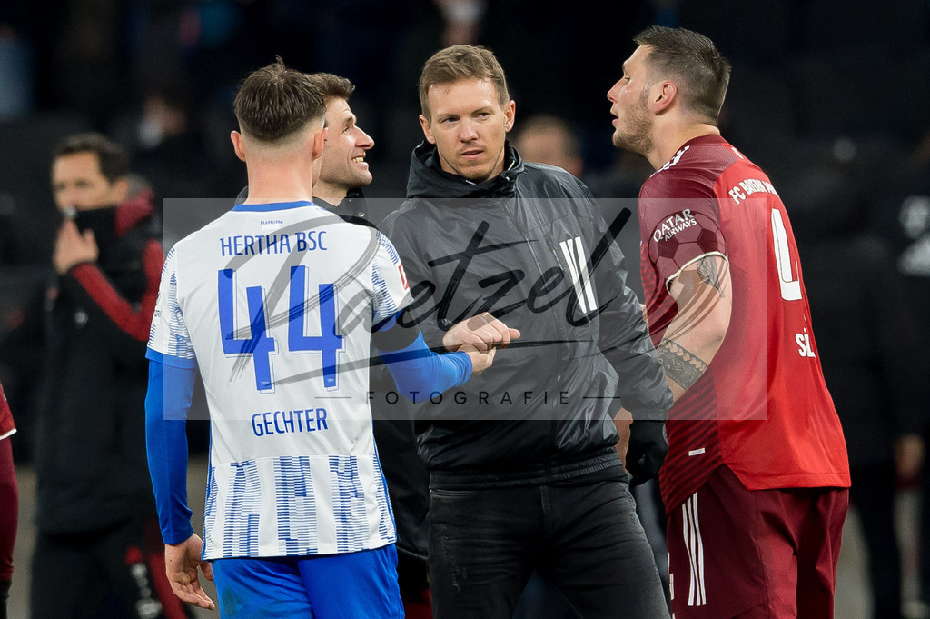 BSCFCB20220123_354 | Fussball, Herren: Trainer Julian Nagelsmann (FC Bayern Muenchen), Linus Jasper Gechter (Hertha BSC) und Niklas Suele (FC Bayern Muenchen) klatschen sich ab bei dem Spiel der 1. Bundesliga zwischen Hertha BSC und FC Bayern Muenchen im Olypiastadion am 23.01.2022 in Berlin, Deutschland.DFB / DFL REGULATIONS PROHIBIT ANY USE OF PHOTOGRAPHS AS IMAGE SEQUENCES AND/OR QUASI-VIDEO. - Realisiert mit Pictrs.com