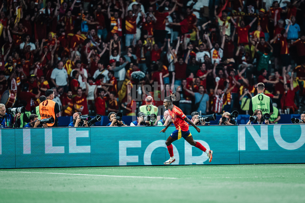 Fußball | Herren | UEFA-Fußball-Europameisterschaft 2024 | Finale | Spanien vs. England | 14.07.2024 | Nico Williams (#17, Spanien) schießt ein Tor und jubelt