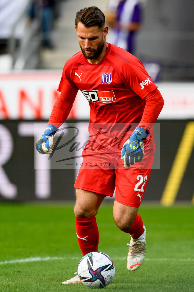OSNVKO2021090620210906_122 | Fussball, Herren: Torwart Philipp Kühn (VfL Osnabrueck) in Aktion, am Ball, Einzelaktion beim Spiel der 3. Liga zwischen VfL Osnabrueck und FC Viktoria Koeln im Stadion an der Bremer Bruecke am 06.09.2021 in Osnabrueck, Deutschland.DFB / DFL REGULATIONS PROHIBIT ANY USE OF PHOTOGRAPHS AS IMAGE SEQUENCES AND/OR QUASI-VIDEO. - Realisiert mit Pictrs.com