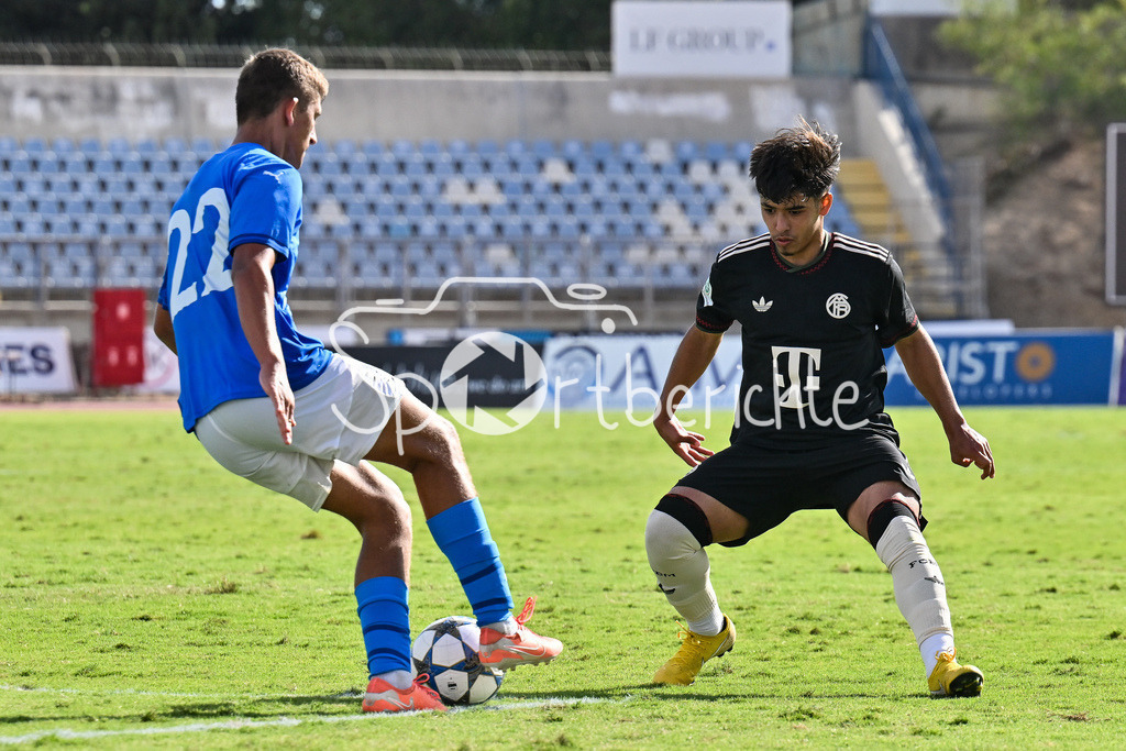 Papohs FC U19 - FC Bayern München U19 | im Duell Ioannis IGNATIADIS (Paphos FC U19 22) und Maycon CARDOZO (FC Bayern U19 #17) / Zweikampf / UEFA Youth League: Paphos FC U19 - FC Bayern München U19; Stelios Kyriakides Stadium am 30.09.2025
