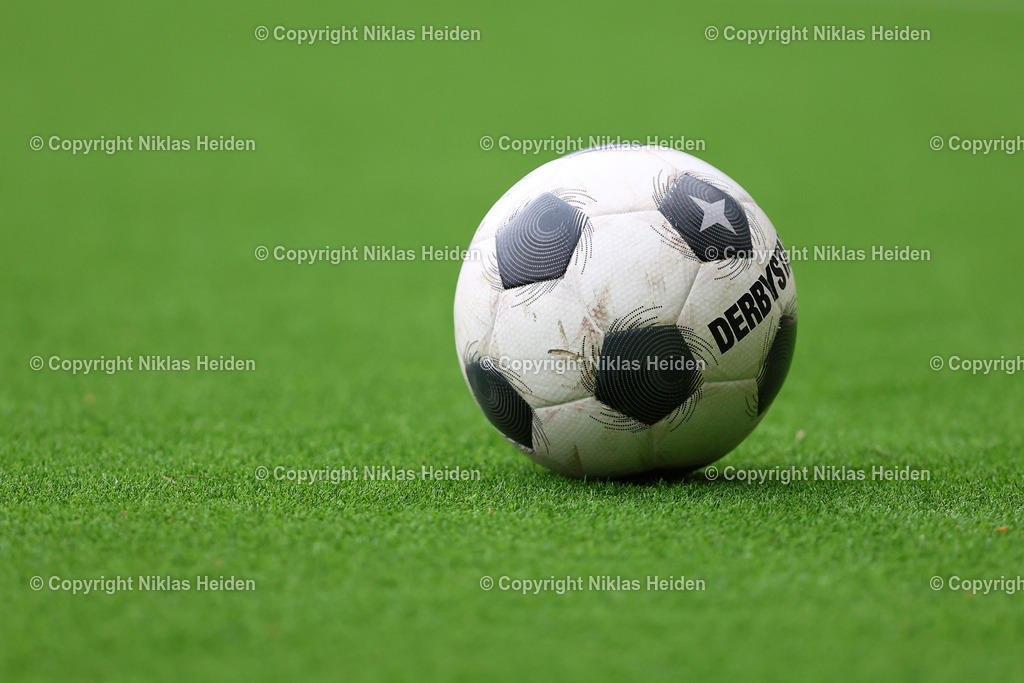 NH_EimsbüttelerTVU17_ViktoriaBerlinU17_DFBNachwuchsliga_19042026 | Spielball auf einem Kunstrasen.Fußball I Herren I U17 DFB-Nachwuchsliga Hauptrunde Liga B, Gruppe B I Saison 2025-2026 I 10. Spieltag I Eimsbütteler TV U17 - FC Viktoria 1889 Berlin U17 I 19.04..2026 I Sportzentrum Hoheluft