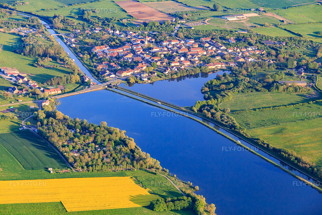 Vue aérienne: Vue de la ville sur le canal Rhin-Marne à Gondrexange dans le département Moselle, France. Photo: IMG_146165.jpg prise le 01/05/2025 par Werner Riehm/FLY-FOTO.eu – Résolution de l'original: 5472 x 3648 px