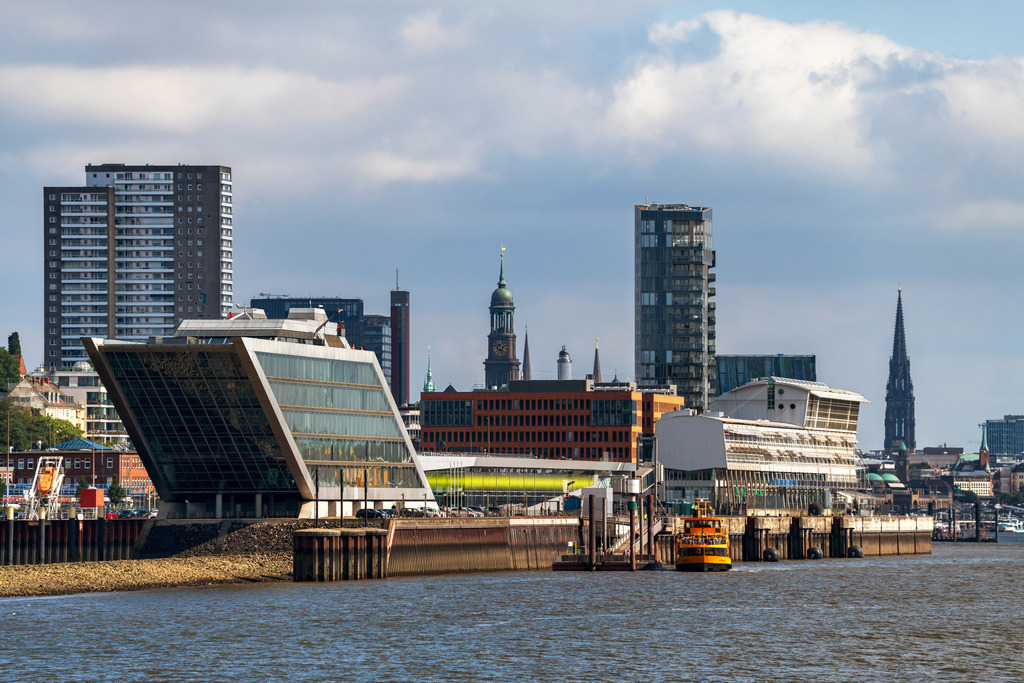 10250206 - Dockland und Michel | Blick über die Elbe in Richtung Dockland und den Michel.