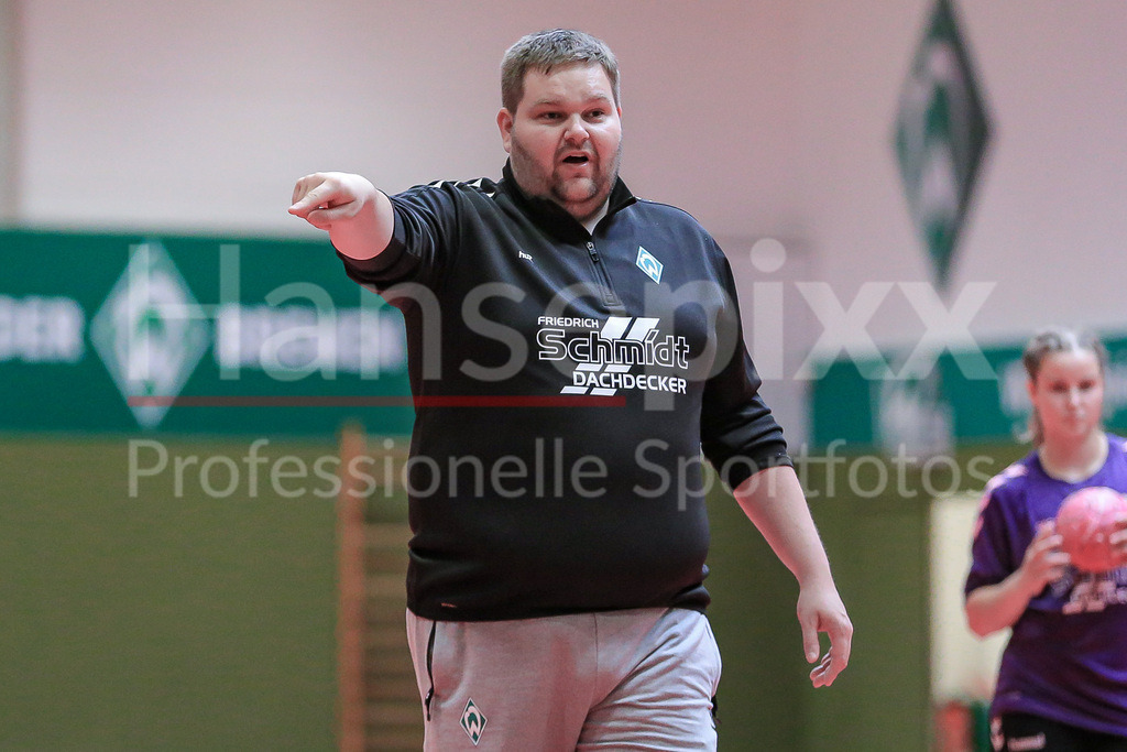 Handball, 2. Bundesliga Frauen, Training SV Werder Bremen | v.li.: Timm Dietrich (Trainer, Cheftrainer, SV Werder Bremen) gibt Anweisungen, gestikuliert, mit den Armen gestikulieren, Portrait, Nahaufnahme, Einzelfoto, Einzelbild