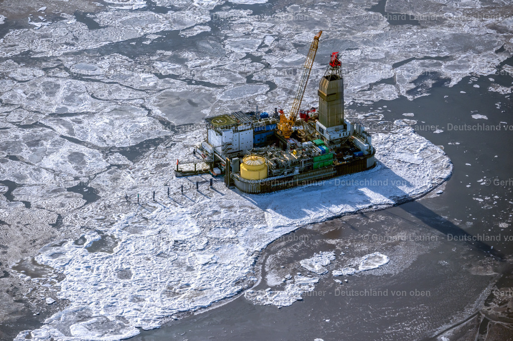 4044467 | FRIEDRICHSKOOG 14.02.2021 Winterlich schneebedeckte Bohrinsel- Plattform Mittelplate auf der Meeresoberfläche der Nordsee in Friedrichskoog im Bundesland Schleswig-Holstein, Deutschland.