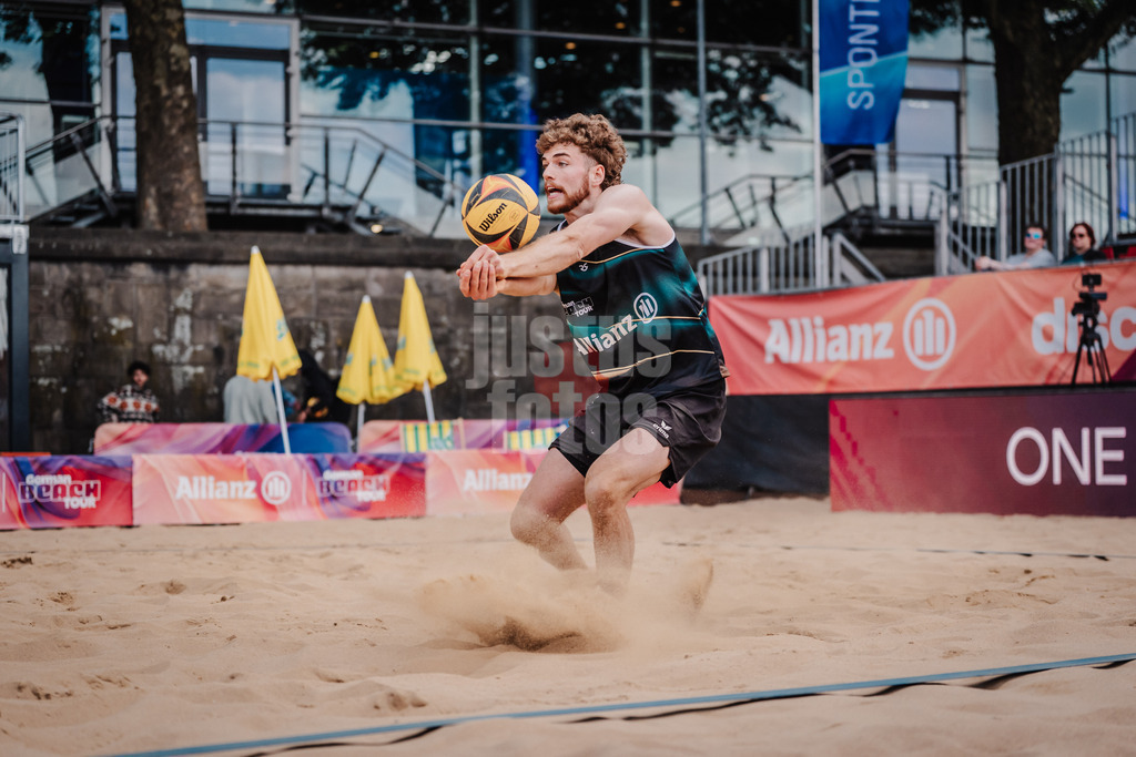 Beachvolleyball | Männer | Allianz German Beach Tour 2025 | Tourstop Düsseldorf | 15.05.2025 | Luis Henrichs spielt den Ball