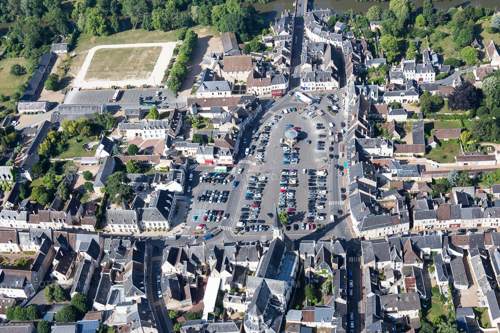 Aerial view: Place Clemencau, a square ensemble in the city center of the Villeneuve district in Montoire-sur-le-Loir in the state Loir et Cher, France.Photo: IMG_081149.jpg taken on 06/19/2015 by Werner Riehm/FLY-FOTO.comResolution of the original: 5472 x 3648 px